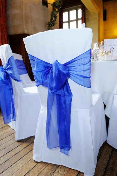 Blue ribbon krzesło okładka — Zdjęcie stockowe