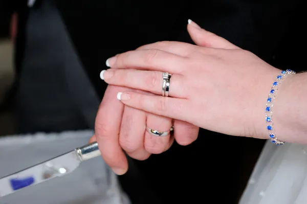 Bride and groom hands — Stock Photo, Image