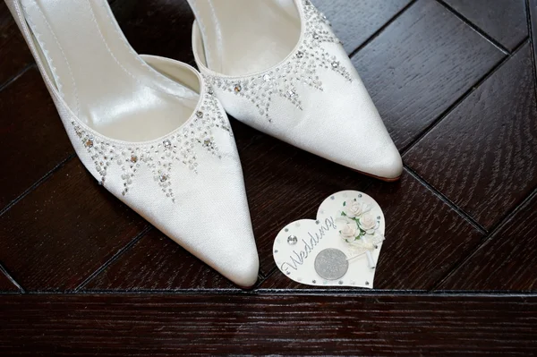 Bride shoes and six pence — Stock Photo, Image