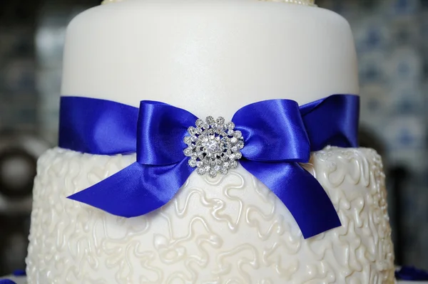 Blue ribbon on wedding cake — Stock Photo, Image