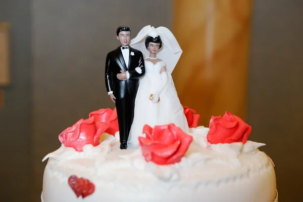 Novia y novio en la torta —  Fotos de Stock