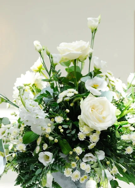 Weiße Blumenarrangements — Stockfoto