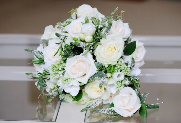 Brides bouquet and grooms buttonhole — Stock Photo, Image