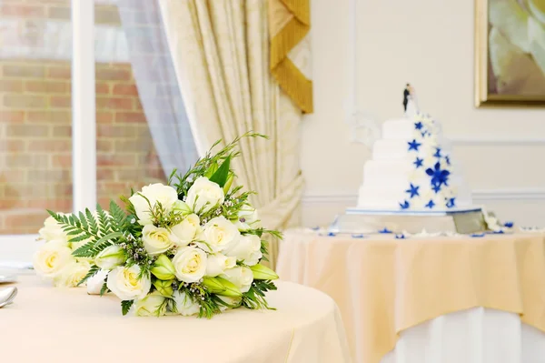 Wedding flowers and cake — Stock Photo, Image