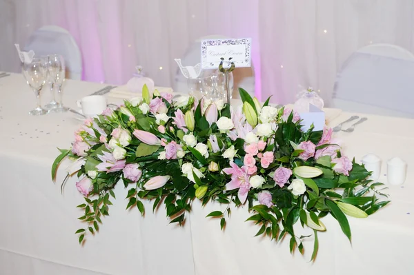 Flowers decorate wedding reception — Stok fotoğraf