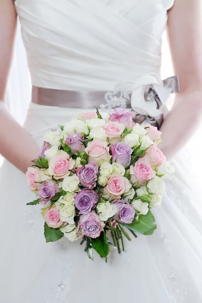 Bouquet de noivas e closeup vestido Imagem De Stock