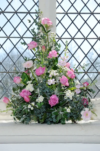 Flores decorar igreja Fotografias De Stock Royalty-Free