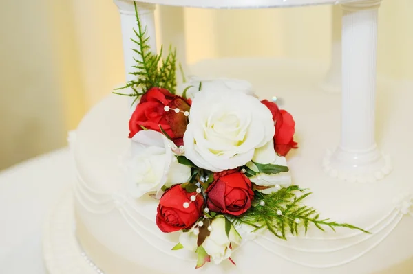 Floral decoration on cake — Stock Photo, Image