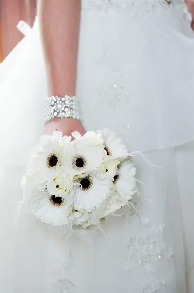 Sposa in possesso di bouquet bianco — Foto Stock