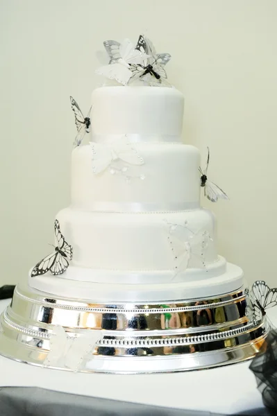 Svart och vit bröllopstårta — Stockfoto