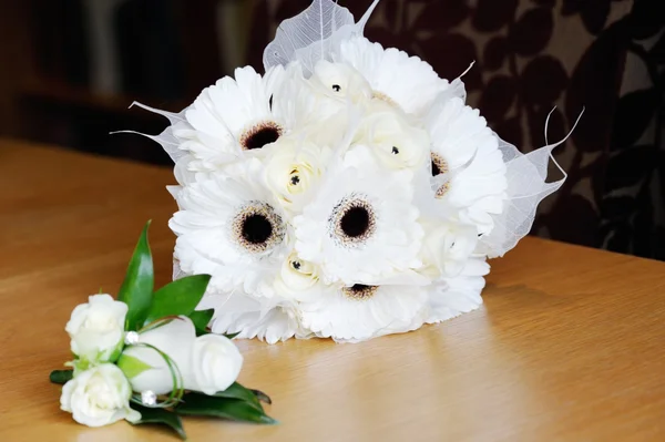 Noivas buquê branco e mães corsage — Fotografia de Stock