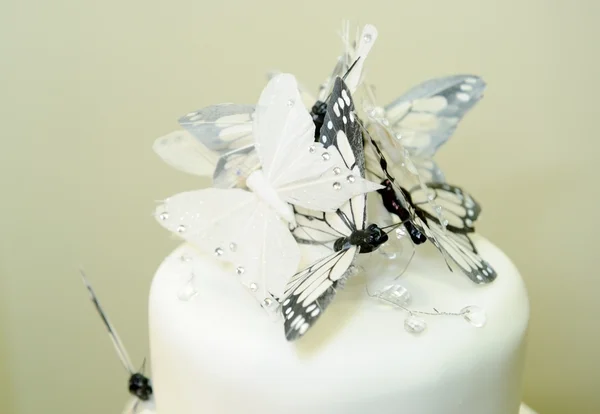 蝶のディテールのウェディング ケーキ — ストック写真