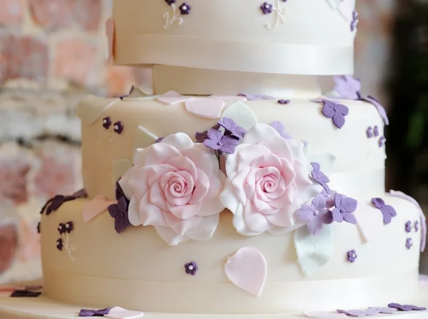 Pastel de boda cerca — Foto de Stock