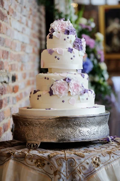Pastel de boda púrpura — Foto de Stock
