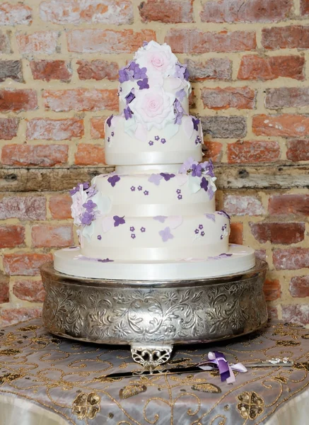 Pastel de boda y cuchillo — Foto de Stock