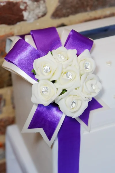 White flowers and purple ribbon — Stock Photo, Image