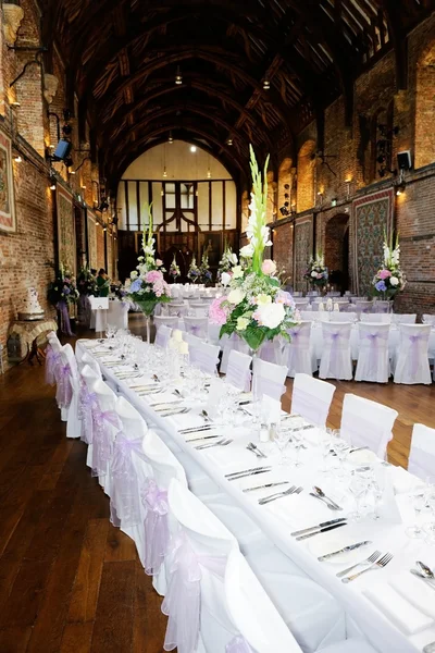 Düğün resepsiyonu tablolar