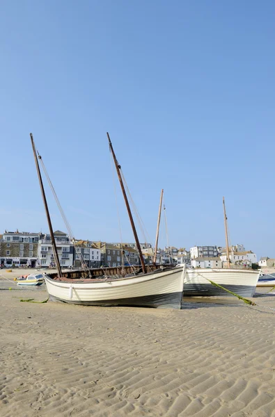 Boote am kornischen Strand — Stockfoto