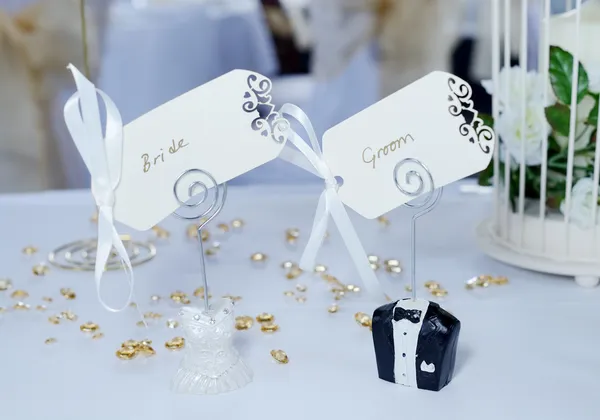 Noiva e noivo colocar cartões — Fotografia de Stock