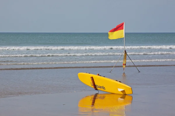 Surf board en veiligheid vlag — Stockfoto