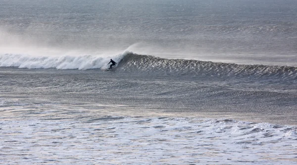 Fale zima surfer — Zdjęcie stockowe