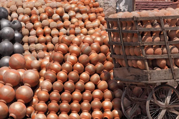 Stock de ollas apiladas en Jaipur, India — Foto de Stock