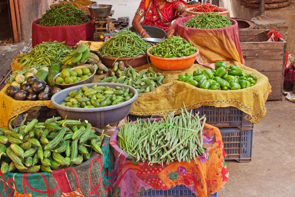 Exposição de frutas e vegetais — Fotografia de Stock