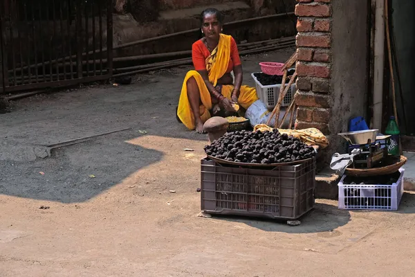 Mumbai India Octubre 2016 Vendedor Ambulante Identificado Aprovechando Sombra Cerca — Foto de Stock