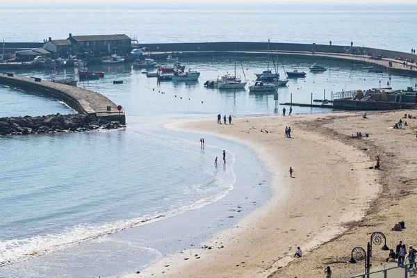 英国多塞特郡 人们利用春天的阳光 在被称为 眼镜蛇 的古老石墩周围筑起了莱姆里吉斯港和邻近的侏罗纪海岸海滩 — 图库照片