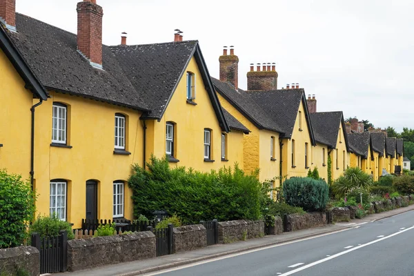 Chalets Peints Distinctement Bordant Une Route Village Dans Est Devon — Photo