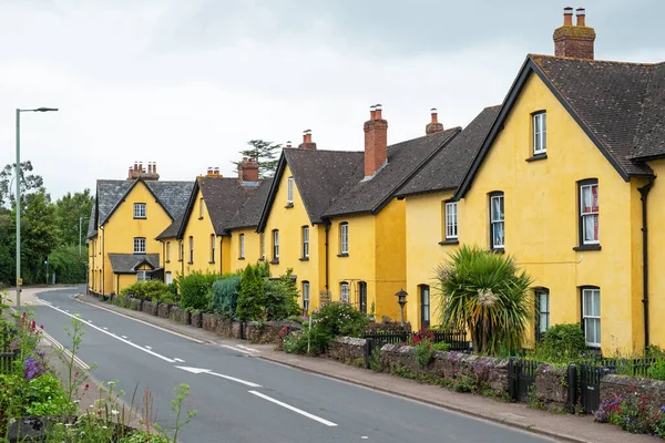 Chalets Peints Distinctement Bordant Une Route Village Dans Est Devon — Photo