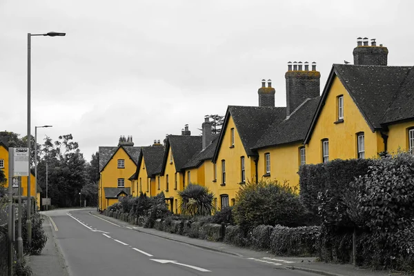 Cottage Caratteristici Dipinti Che Fiancheggiano Una Strada Del Villaggio Nel — Foto Stock