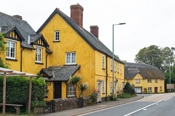 Casas Pintadas Distintamente Uma Encruzilhada Aldeias East Devon Reino Unido — Fotografia de Stock