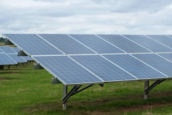 Section Une Ferme Solaire Installée Sur Des Terres Agricoles Dans — Photo