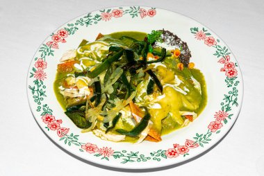 Kızarmış tortilla, sos, tavuk ve acı biber dilimli geleneksel Meksika yemeği.