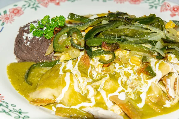 Plato Tradicional Mexicano Llamado Chilaquiles Con Tortillas Fritas Salsa Pollo — Foto de Stock