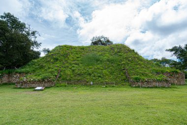 Monte Alban 'daki Q tepeciği, arkeolojik alan, Oaxaca, Meksika