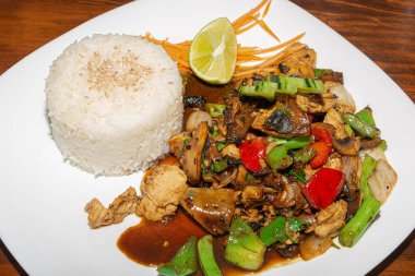 Tayland yemeği, Pad Kaprao olarak bilinir, tavuklu.
