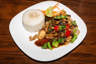 Tayland yemeği, Pad Kaprao olarak bilinir, tavuklu.