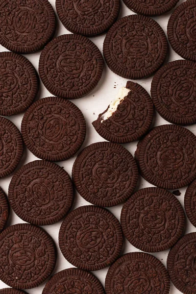 Biscoitos Chocolate Redondo Com Creme Preenchendo Fundo Sólido — Fotografia de Stock