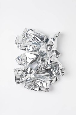 Beyaz arkaplanda buruşmuş folyo çöpü