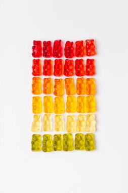 Beyaz arka planda ayılar şeklinde renkli marmelatlar.