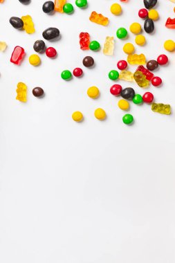 Çeşitli tatlılar, çikolata hapları, beyaz reçel.