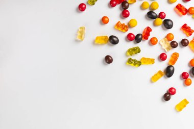 Çeşitli tatlılar, çikolata hapları, beyaz reçel.