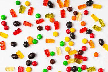 Çeşitli tatlılar, çikolata hapları, beyaz reçel.