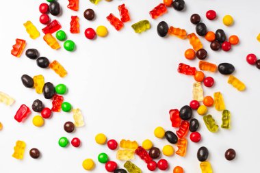 Çeşitli tatlılar, çikolata hapları, beyaz reçel.