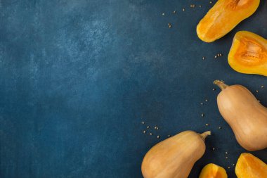 Mavi arka planda buğdaylı olgun sarı balkabakları