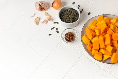 Mutfakta beyaz tabakta kabak püresi çorbası.