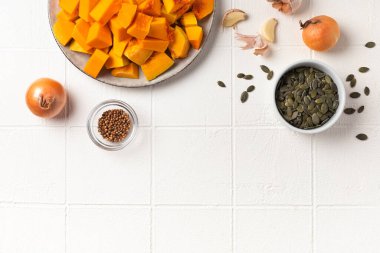 Mutfakta beyaz tabakta kabak püresi çorbası.