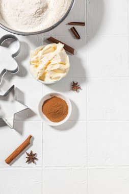 Noel için zencefilli ekmek, tarçın, anason, un ve beyaz bir masa.